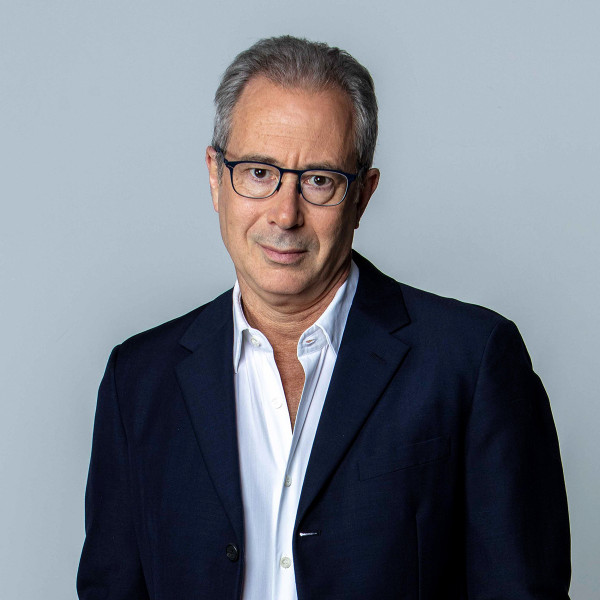 Ben Elton catches up with change again - 148 | Regional News